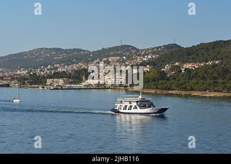 Argostili, Kefalonia, Griechenland - Juni 2022: Kleine Autofähre, die von der Stadt Argostili aus fährt Stockfoto