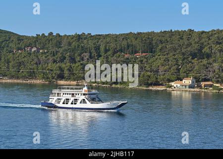 Argostili, Kefalonia, Griechenland - Juni 2022: Kleine Autofähre, die von der Stadt Argostili aus fährt Stockfoto