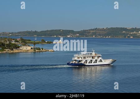 Argostili, Kefalonia, Griechenland - Juni 2022: Kleine Autofähre, die an der Landzunge in der Nähe der Stadt Argostili vorbeifährt Stockfoto