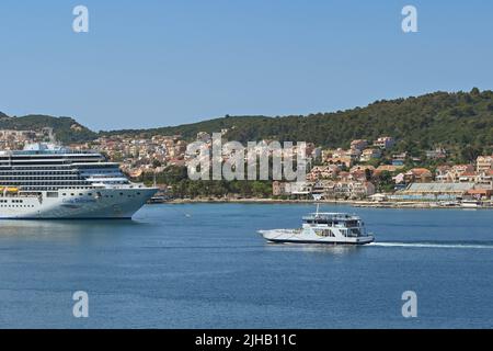 Argostili, Kefalonia, Griechenland - Juni 2022: Kleine Autofähre nähert sich dem Hafen in der Stadt Argostili Stockfoto