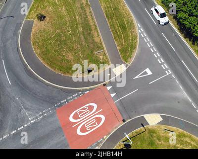 Llantrisant, Wales - Juli 2022: Luftaufnahme von Straßenmarkierungen mit einer Geschwindigkeitsbegrenzung von 20 km/h. Wales wendet dies 2023 auf alle Wohngebiete an Stockfoto