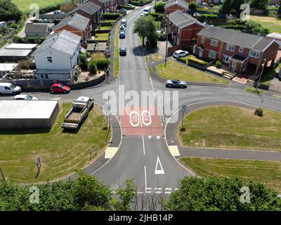 Llantrisant, Wales - Juli 2022: Luftaufnahme von Straßenmarkierungen mit einer Geschwindigkeitsbegrenzung von 20 km/h. Wales wendet dies 2023 auf alle Wohngebiete an Stockfoto