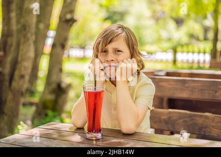 Porträt eines verärgerten Mädchens, das an einem Kaffeetisch sitzt Stockfoto