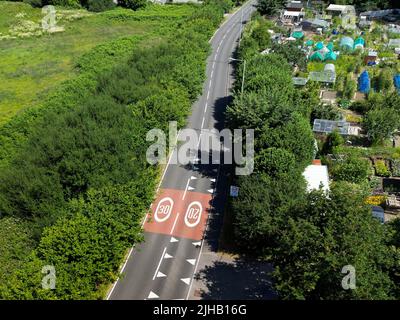 Llantrisant, Wales - Juli 2022: Luftaufnahme von Straßenmarkierungen mit einer Geschwindigkeitsbegrenzung von 20 km/h. Wales wendet dies 2023 auf alle Wohngebiete an Stockfoto