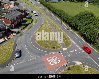 Llantrisant, Wales - Juli 2022: Luftaufnahme von Straßenmarkierungen mit einer Geschwindigkeitsbegrenzung von 20 km/h. Wales wendet dies 2023 auf alle Wohngebiete an Stockfoto