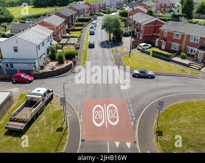 Llantrisant, Wales - Juli 2022: Luftaufnahme von Straßenmarkierungen mit einer Geschwindigkeitsbegrenzung von 20 km/h. Wales wendet dies 2023 auf alle Wohngebiete an Stockfoto