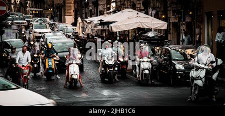 Rom, Italien - 6. Juni 2022: Mehrere Motorradfahrer warteten in Rom, Italien, auf eine Ampeländerung. Stockfoto