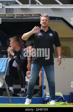 17. Juli 2022, Nordrhein-Westfalen, Paderborn: Fußball: 2. Bundesliga, SC Paderborn 07 - Karlsruher SC, Matchday 1 in der Home Deluxe Arena. Paderborners Trainer Lukas Kwasniok gibt vom Seitenweg Anweisungen. Foto: Friso Gentsch/dpa - WICHTIGER HINWEIS: Gemäß den Anforderungen der DFL Deutsche Fußball Liga und des DFB Deutscher Fußball-Bund ist es untersagt, im Stadion und/oder vom Spiel aufgenommene Fotos in Form von Sequenzbildern und/oder videoähnlichen Fotoserien zu verwenden oder zu verwenden. Stockfoto