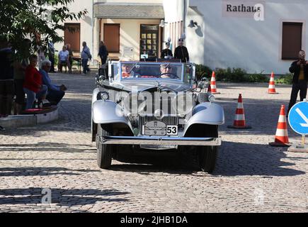 Reinsdorf, Deutschland. 17.. Juli 2022. Ein Horch 780, Baujahr 1932, passiert einen Kontrollpunkt während der Oldtimer-Tour „August Horch Klassik“ 10.. Es werden 135 Oldtimer und 30 Oldtimer erwartet. Kredit: Bodo Schackow/dpa/Alamy Live Nachrichten Stockfoto