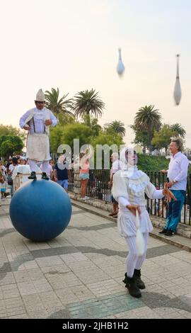 Bambolea Zirkus Performer öffentliche Veranstaltung in der Straße in der Nähe von Piquio Santander Kantabrien Spanien mit einem Mann balanciert auf einem großen blauen Ball und ein Jongleur Stockfoto