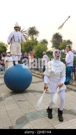 Bambolea Zirkus Performer öffentliche Veranstaltung in der Straße in der Nähe von Piquio Santander Kantabrien Spanien mit einem Mann balanciert auf einem großen blauen Ball und ein Jongleur Stockfoto