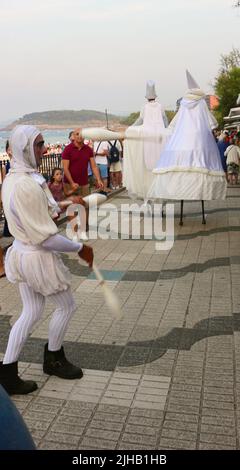 Bambolea Zirkus Performer öffentliche Veranstaltung mit einem Jongleur und zwei Performern auf Stelzen in der Nähe von Piquio Santander Cantabria Spanien Stockfoto