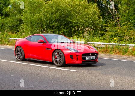 2016 roter Jaguar F-Type V6 S AWD 2995cc Benziner Quickshift Auto; auf dem Weg zum Fleetwood Festival of Transport, Großbritannien Stockfoto