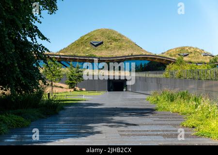 10. Juli 2022. Macallan Distillery, Easter Elchies, Aberlour, Moray, Schottland. Dies ist das Äußere der Macallan Distillery an einem sehr sonnigen sonntag Stockfoto