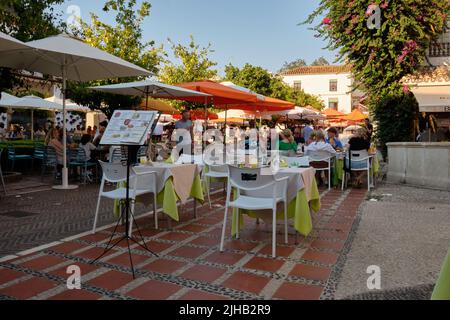 Plaza de los Naranjos oder Orange Square, Marbella, Costa del Sol, Provinz Málaga, Andalusien, Südspanien. Stockfoto