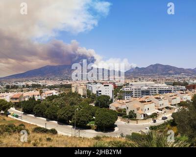 Waldbrand in der Sierra de Mijas kann man beim Waldbrand riesige Rauchsäulen sehen. 18. juli 2022, Mijas, Andalusien, Spanien Stockfoto