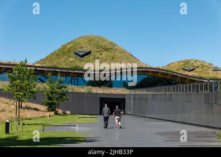 10. Juli 2022. Macallan Distillery, Easter Elchies, Aberlour, Moray, Schottland. Dies ist das Äußere der Macallan Distillery an einem sehr sonnigen sonntag Stockfoto