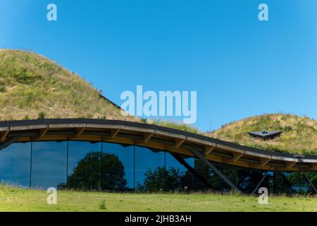 10. Juli 2022. Macallan Distillery, Easter Elchies, Aberlour, Moray, Schottland. Dies ist das Äußere der Macallan Distillery an einem sehr sonnigen sonntag Stockfoto