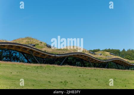 10. Juli 2022. Macallan Distillery, Easter Elchies, Aberlour, Moray, Schottland. Dies ist das Äußere der Macallan Distillery an einem sehr sonnigen sonntag Stockfoto