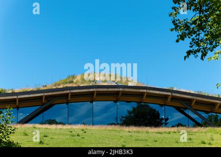 10. Juli 2022. Macallan Distillery, Easter Elchies, Aberlour, Moray, Schottland. Dies ist das Äußere der Macallan Distillery an einem sehr sonnigen sonntag Stockfoto