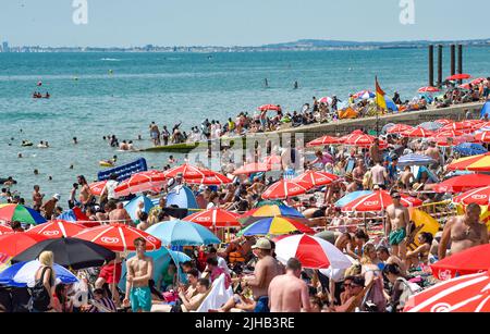 Brighton UK 17. July 2022 - der Strand von Brighton ist voll, wenn Tausende von Besuchern die heiße Sonne genießen, da für die nächsten zwei Tage im ganzen Land eine extreme rote Wetterwarnung ausgegeben wurde : Credit Simon Dack / Alamy Live News Stockfoto