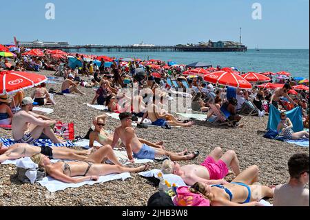 Brighton UK 17. July 2022 - der Strand von Brighton ist voll, wenn Tausende von Besuchern die heiße Sonne genießen, da für die nächsten zwei Tage im ganzen Land eine extreme rote Wetterwarnung ausgegeben wurde : Credit Simon Dack / Alamy Live News Stockfoto