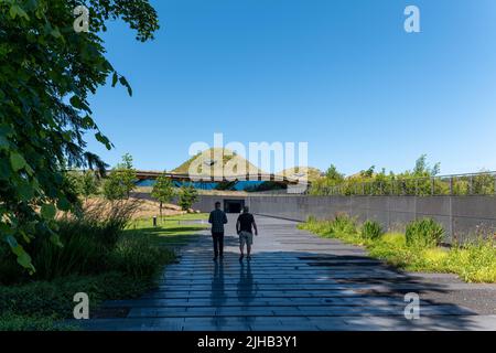 10. Juli 2022. Macallan Distillery, Easter Elchies, Aberlour, Moray, Schottland. Dies ist das Äußere der Macallan Distillery an einem sehr sonnigen sonntag Stockfoto