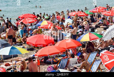 Brighton UK 17. July 2022 - der Strand von Brighton ist voll, wenn Tausende von Besuchern die heiße Sonne genießen, da für die nächsten zwei Tage im ganzen Land eine extreme rote Wetterwarnung ausgegeben wurde : Credit Simon Dack / Alamy Live News Stockfoto