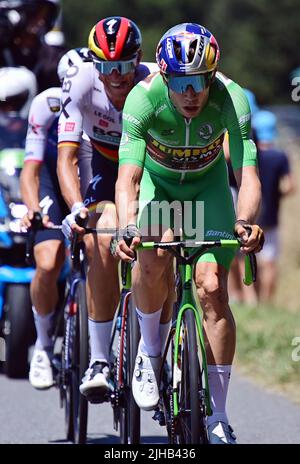 Caracassone, Frankreich. 17.. Juli 2022. Der Belgier Wout Van Aert vom Team Jumbo-Visma, der Deutsche Nils Politt von Bora-Hansgrohe und der Däne Mikkel Frolich Honore von Quick-Step Alpha Vinyl, aufgenommen in Aktion während der 15. Etappe des Radrennens der Tour de France, von Rodez nach Carcassonne (200km), Frankreich, am Sonntag, 17. Juli 2022. Die diesjährige Tour de France findet vom 01. Bis 24. Juli 2022 statt. BELGA FOTO POOL PETE GODING - UK OUT Credit: Belga Nachrichtenagentur/Alamy Live News Stockfoto