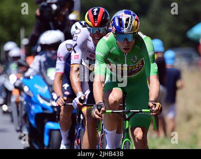 Caracassone, Frankreich. 17.. Juli 2022. Der Belgier Wout Van Aert vom Team Jumbo-Visma, der Deutsche Nils Politt von Bora-Hansgrohe und der Däne Mikkel Frolich Honore von Quick-Step Alpha Vinyl, aufgenommen in Aktion während der 15. Etappe des Radrennens der Tour de France, von Rodez nach Carcassonne (200km), Frankreich, am Sonntag, 17. Juli 2022. Die diesjährige Tour de France findet vom 01. Bis 24. Juli 2022 statt. BELGA FOTO POOL PETE GODING - UK OUT Credit: Belga Nachrichtenagentur/Alamy Live News Stockfoto