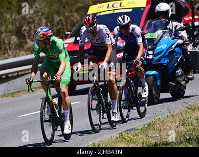 Caracassone, Frankreich. 17.. Juli 2022. Der Belgier Wout Van Aert vom Team Jumbo-Visma, der Deutsche Nils Politt von Bora-Hansgrohe und der Däne Mikkel Frolich Honore von Quick-Step Alpha Vinyl, aufgenommen in Aktion während der 15. Etappe des Radrennens der Tour de France, von Rodez nach Carcassonne (200km), Frankreich, am Sonntag, 17. Juli 2022. Die diesjährige Tour de France findet vom 01. Bis 24. Juli 2022 statt. BELGA FOTO POOL PETE GODING - UK OUT Credit: Belga Nachrichtenagentur/Alamy Live News Stockfoto