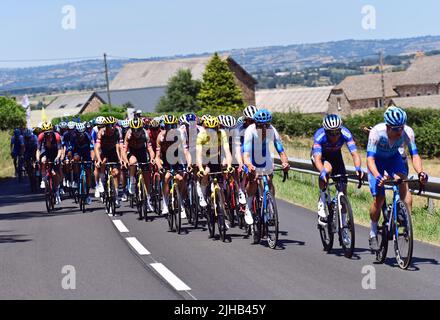 Caracassone, Frankreich. 17.. Juli 2022. Die Gruppe der Fahrer, die während der 15. Etappe des Radrennens der Tour de France, von Rodez nach Carcassonne (200km), Frankreich, am Sonntag, dem 17. Juli 2022, in Aktion gezeigt wurde. Die diesjährige Tour de France findet vom 01. Bis 24. Juli 2022 statt. BELGA FOTO POOL PETE GODING - UK OUT Credit: Belga Nachrichtenagentur/Alamy Live News Stockfoto