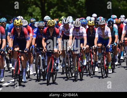 Caracassone, Frankreich. 17.. Juli 2022. Die Gruppe der Fahrer, die während der 15. Etappe des Radrennens der Tour de France, von Rodez nach Carcassonne (200km), Frankreich, am Sonntag, dem 17. Juli 2022, in Aktion gezeigt wurde. Die diesjährige Tour de France findet vom 01. Bis 24. Juli 2022 statt. BELGA FOTO POOL PETE GODING - UK OUT Credit: Belga Nachrichtenagentur/Alamy Live News Stockfoto