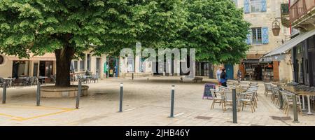 Perigueux, Frankreich - 29. April 2022: Malerischer Platz mit Terrassen in der Region Perigueux Dordogne im Südwesten Frankreichs Stockfoto