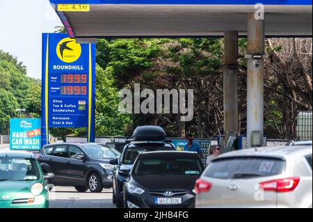 Bandon, West Cork, Irland. 17.. Juli 2022. Diesel und Benzin sind in der Roundhill Garage in Bandon erstmals seit Monaten unter €2 pro Liter gesunken. An diesem Nachmittag waren große Warteschlangen an Autos zu sehen, als die Fahrer eilig den preisgünstigeren Kraftstoff holen wollten. Quelle: AG News/Alamy Live News Stockfoto