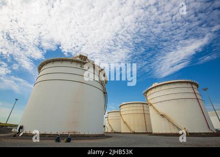 Die Reihe der großen weißen Tanks für Tankstelle und Raffinerie-Ersatzteile. Stockfoto