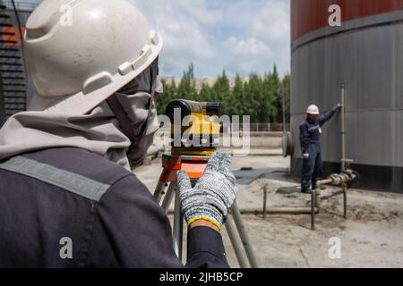 Inspektionsniveau des Lagertanks bei männlichen Mitarbeitern Stockfoto