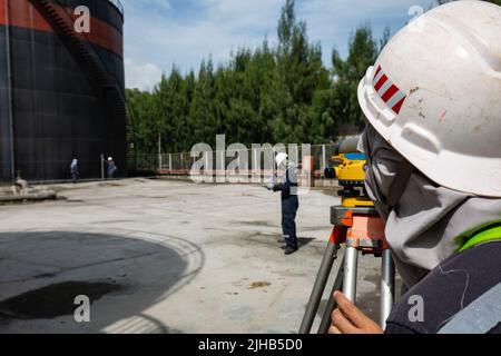 Inspektionsniveau des Lagertanks bei männlichen Mitarbeitern Stockfoto