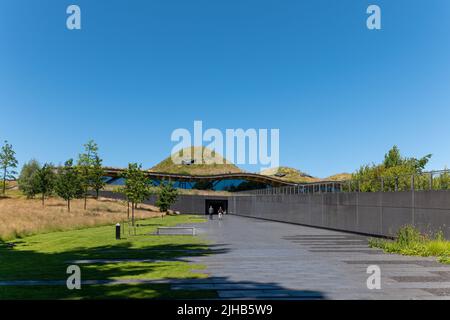 10. Juli 2022. Macallan Distillery, Easter Elchies, Aberlour, Moray, Schottland. Dies ist das Äußere der Macallan Distillery an einem sehr sonnigen sonntag Stockfoto