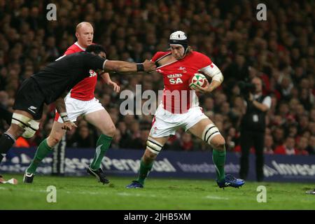 Wales capt Ryan Jones wird angegangen. Invesco Perpetual Series, Herbst international, Wales gegen Neuseeland im Millennium Stadium in Cardiff am Sa 7. Stockfoto