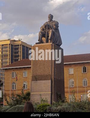 Nairobi, Kenia - 09. Juli 2017: Jomo Kenyatta Statue vor der Justiz in der Hauptstadt Nairobi, Kenia, Afrika. Stockfoto