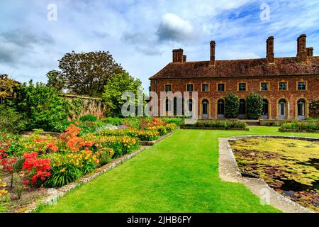 Farbenfrohe, frühlingsblühende Azaleen und Bettgewächse im Lily Garden von Strode House auf dem Anwesen Barrington Court, Somerset, England, Großbritannien Stockfoto