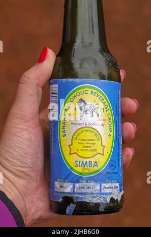 Dar es Salaam, Tansania - 14. Juli 2017: Flasche Simba Bananenalkoholisches Getränk der Gruppe 4 aus Kilimanjaro, Afrika. Stockfoto