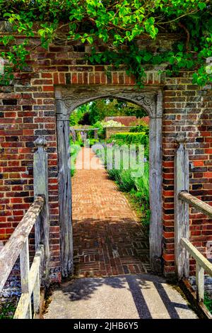 Die Holzbrücke und der Eingang in die Gärten von Barrington Court, Somerset, England, Großbritannien Stockfoto