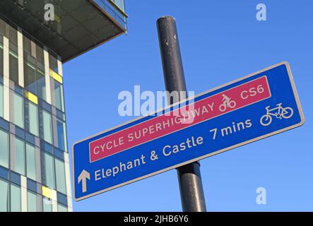 London Cycle SuperHighway, CS6 zum Elephant Castle, 7 min Schild, England, Großbritannien Stockfoto