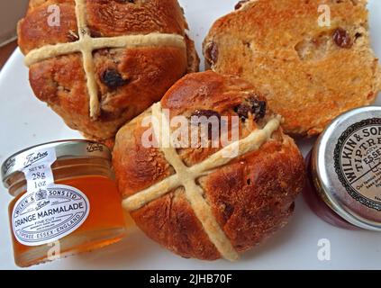 Hot Cross Buns, ganzjährig verfügbar, Marmelade, Marmelade zum Frühstück getoastet, auf einem Teller, Großbritannien Stockfoto