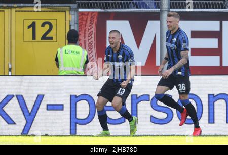 17. Juli 2022, Nordrhein-Westfalen, Paderborn: Fußball: 2. Bundesliga, SC Paderborn 07 - Karlsruher SC, Matchday 1 in der Home Deluxe Arena. Paderborner Torschütze Robert Leipertz (l) feiert mit Felix Platte (r) sein Tor auf 2:0. Foto: Friso Gentsch/dpa - WICHTIGER HINWEIS: Gemäß den Anforderungen der DFL Deutsche Fußball Liga und des DFB Deutscher Fußball-Bund ist es untersagt, im Stadion und/oder vom Spiel aufgenommene Fotos in Form von Sequenzbildern und/oder videoähnlichen Fotoserien zu verwenden oder zu verwenden. Stockfoto