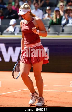 17. Juli 2022, Hamburg: Tennis: WTA Tour/ATP Tour, Einzel, Frauen, Qualifying, 2. Runden. Baindl (Ukraine) - Lisicki (Deutschland). Sabine Lisicki klatscht ihre Faust. Foto: Frank Molter/dpa Stockfoto