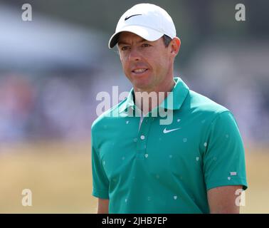 16.. Juli 2022, Old Course in St Andrews, St Andrews, Fife, Schottland; die Open Golf Championship Runde 3; Rory McIlroy (NIR) auf dem 1. Green Stockfoto