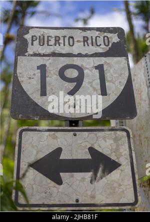 Eine vertikale Aufnahme eines 'puerto rico'-Schildes aus dem Jahr 191km Stockfoto